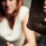 Denuncia a la madre de su hija por violencia física