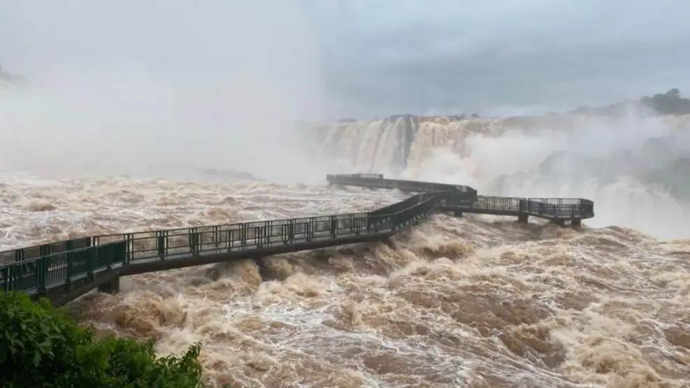 Tras la inusual crecida del río, se realizan trabajos para la reapertura del parque Nacional Iguazú