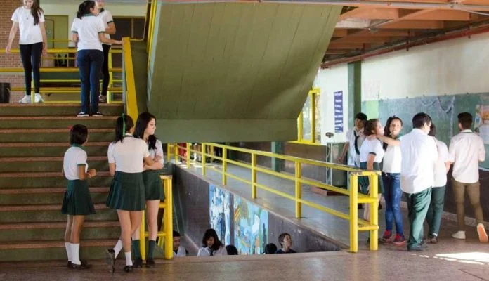 El docente que maltrató a sus alumnos ya no está dando clases en la Comercio 18